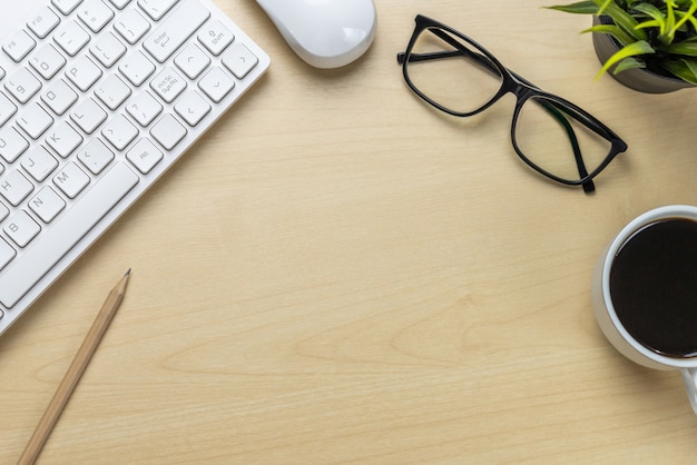 Escritorio De Oficina Espacio De Trabajo Y Fondo De Mesa Foto Premium