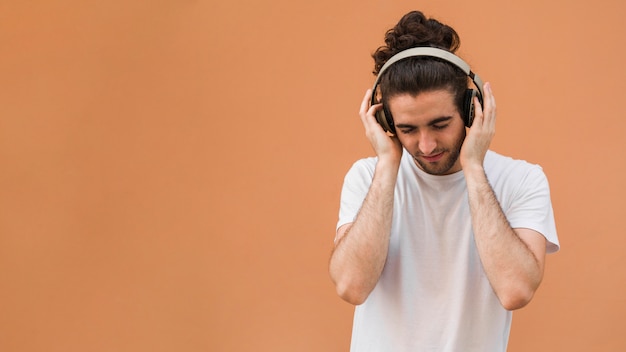 Escuchando música Foto gratis
