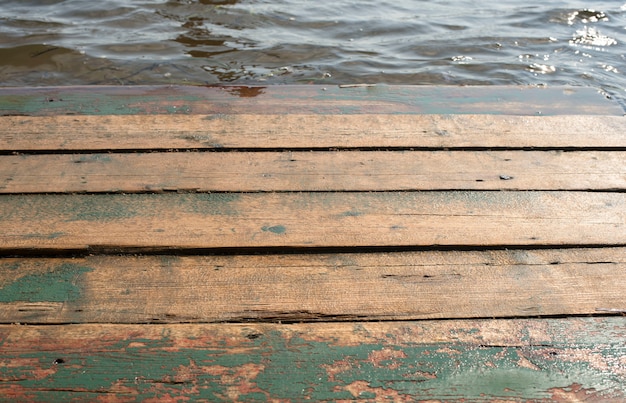 Espacie La Tabla De Madera Vieja En Un Fondo Del Paisaje Del Mar Foto Premium