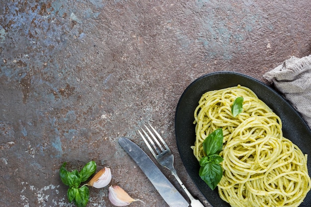 Espaguetis Con Salsa Pesto Casera En Una Placa Negra Vista Superior