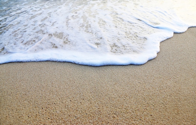 Espuma Mar Ola Del Mar En La Playa De Arena En Verano Foto Premium