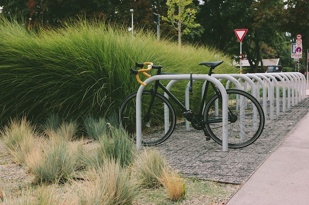 Estacionamiento De Bicicletas Con Una Bicicleta Estacionada Foto Premium