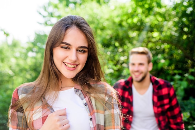 Estando Juntos Pareja Enamorada Primer Encuentro De Pareja Al Aire Libre Relación Feliz Día 9024