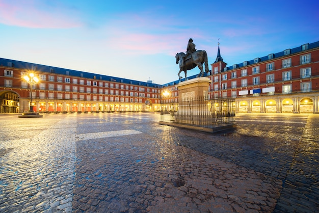 Estatua de felipe iii en la plaza mayor. edificio ...