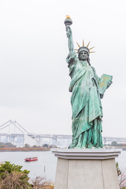 Estatua De La Libertad Con Rainbow Bridge En Odaiba Tokio Foto Premium