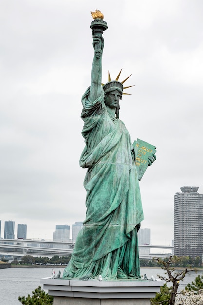 Estatua De La Libertad En Tokio En La Isla De Odaiba En Sakura Floreciente En Un Dia Sombrio Foto Premium