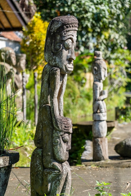 Estatua De Madera Antigua Balinesa En La Calle En Ubud Isla De Bali