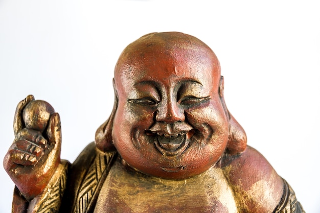 Estatua de madera tradicional de buda chino aislado sobre fondo blanco ...