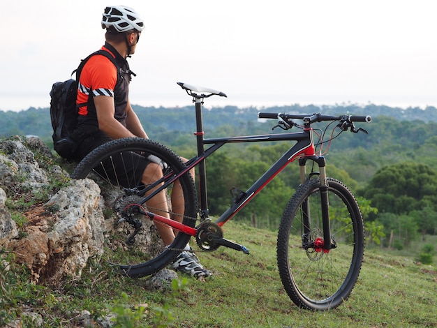 Estilo de vida activo el ciclista disfruta de la recreación en la naturaleza al amanecer