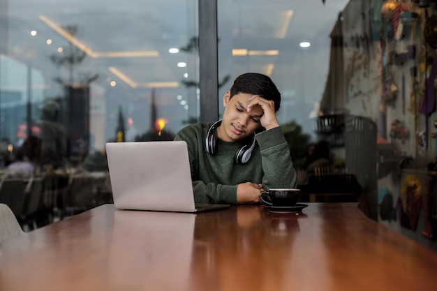 Estudiante Universitario Masculino Asi Tico Confundido Mientras Estudia