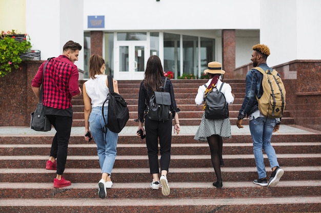 Estudiantes anónimos subiendo escaleras | Descargar Fotos gratis