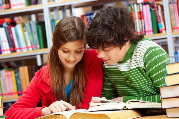 Estudiantes leyendo la misma página | Foto Gratis