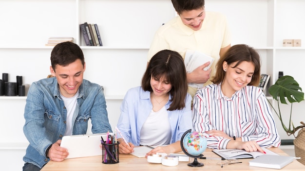 Estudiantes trabajando en la biblioteca | Foto Gratis