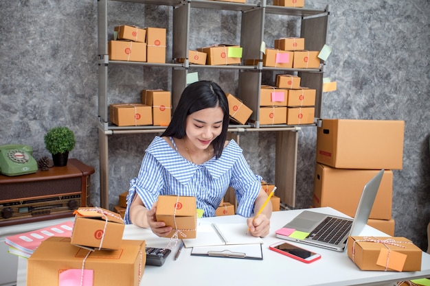 Éxito De Jóvenes Emprendedores En Hacer Negocios Envío De Ventas En Línea Foto Premium 5307