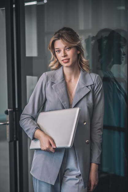 Éxito perspectiva mujer de negocios joven rubia acertada en traje