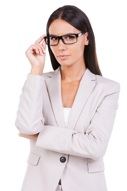 Experto En Negocios Seguro Hermosa Joven Empresaria En Traje Ajustando Sus Anteojos Y Mirando A