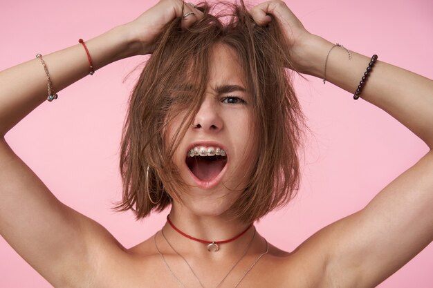 Expresiva Joven Dama De Ojos Marrones De Pelo Corto Con Corte De Pelo