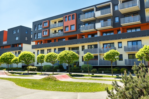 Exterior de un moderno edificio de apartamentos en un cielo azul Foto Premium 