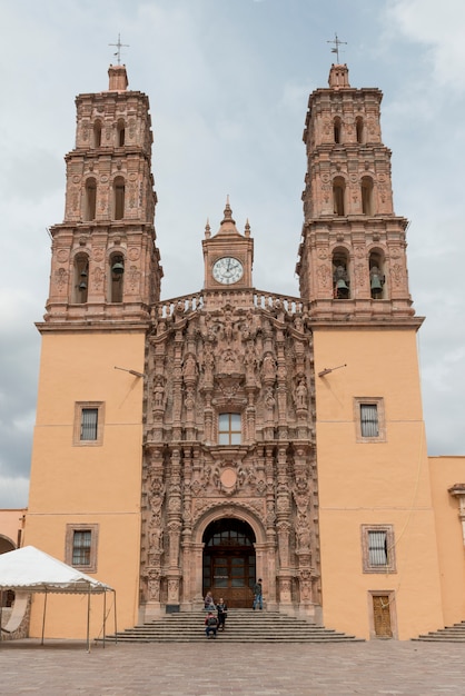 Fachada frontal de una iglesia, centro, dolores hidalgo, guanajuato, méxico  | Foto Premium