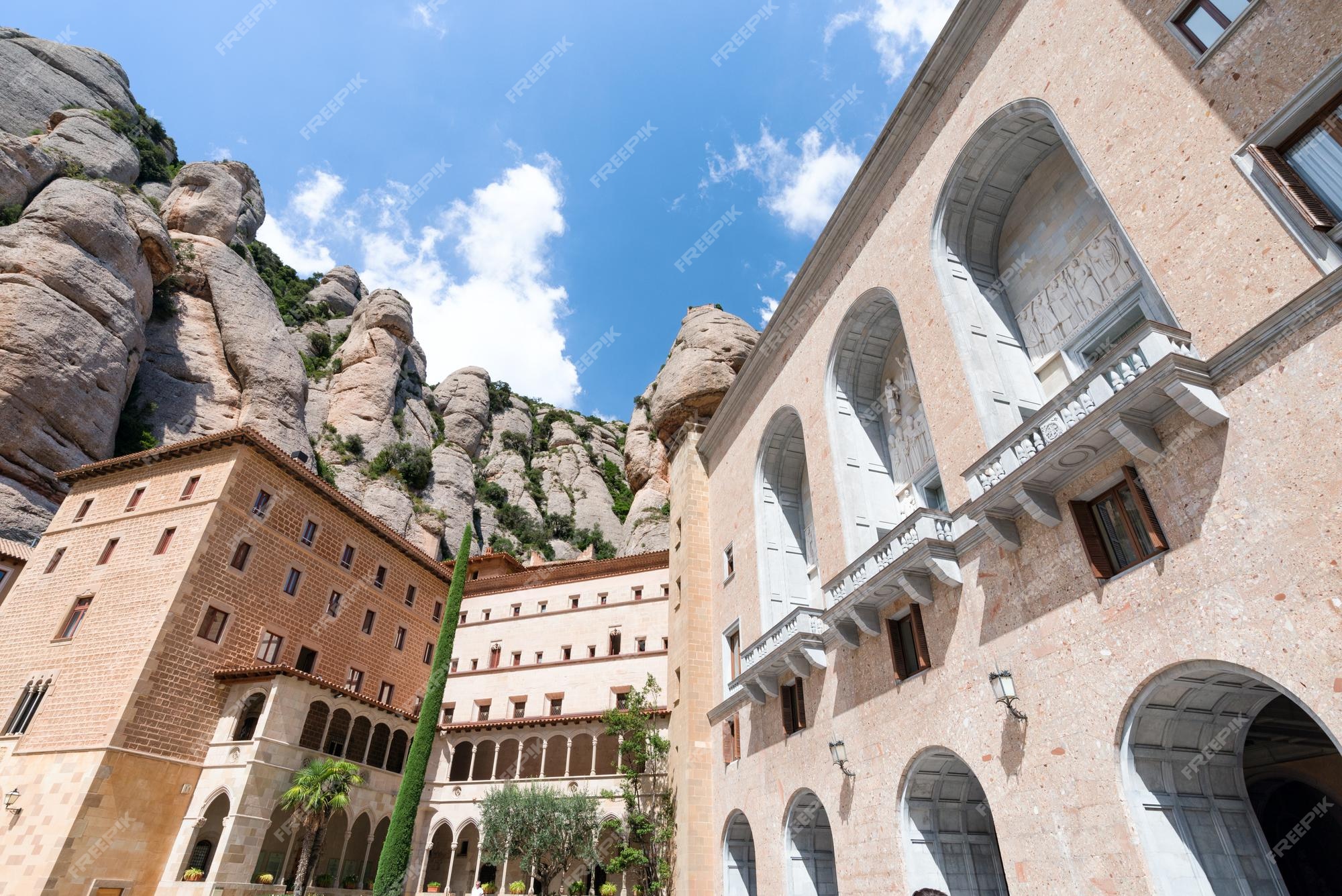 Fachada Del Monasterio De Santa María De Montserrat En La Montaña De