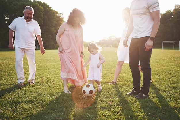 Familia Activa Alegre Divirtiéndose En El Campo En Día De Verano