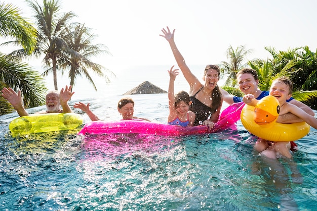 Familia Alegre Disfrutando Del Verano En Una Piscina Foto Premium