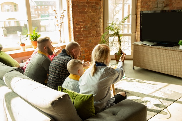 Familia Animando Y Viendo Televisi N En Casa En La Sala De Estar Foto