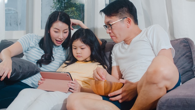 Familia Asiatica Joven E Hija Felices Usando La Tableta En Casa Madre Japonesa Padre Relajarse Con