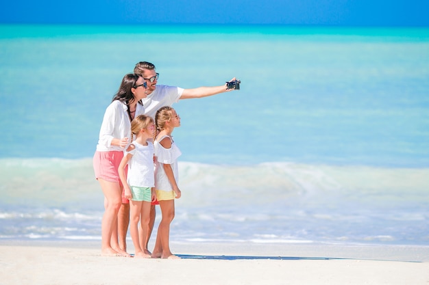 Familia De Cuatro Personas Tomando Una Foto Selfie En La Playa Vacaciones Familiares Foto Premium