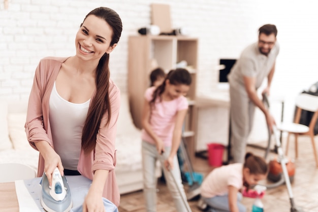 La Familia Se Dedica A La Tarea En Casa Foto Premium 5629