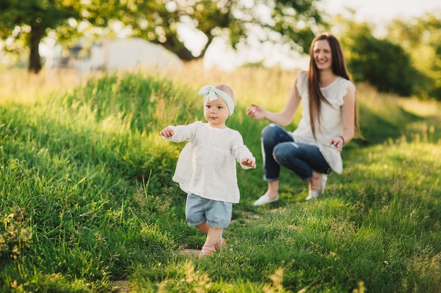 Familia Disfrutando De La Vida Juntos En El Parque De Verano Familia