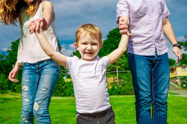 Familia Disfrutando La Vida Juntos Foto Premium