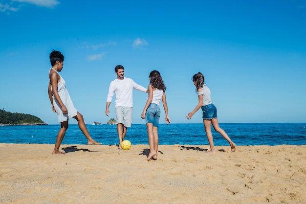 Familia Divirtiéndose En La Playa Foto Gratis 