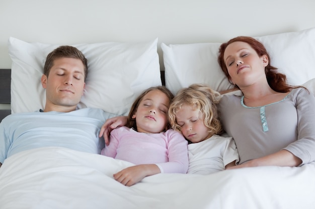 Familia Durmiendo En La Cama Juntos Foto Premium