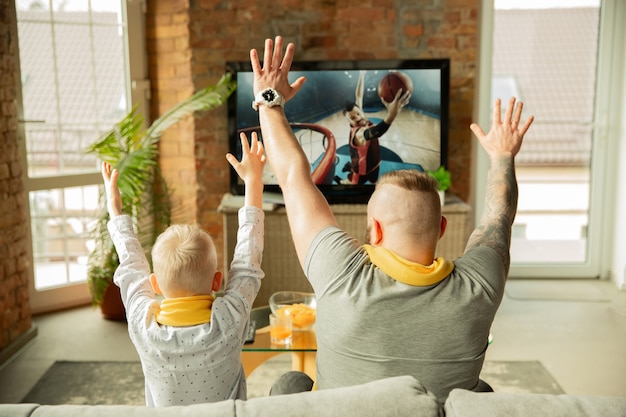 Familia Emocionada Viendo El Campeonato De Baloncesto Deporte Partido