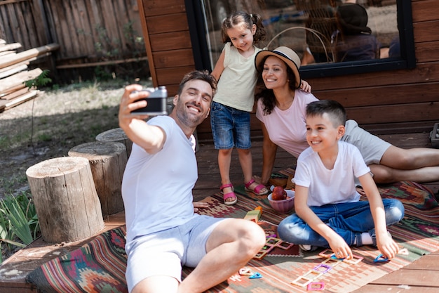 La Familia Es Fotografiada Con Una Cámara De Película El Padre Se Toma Una Selfie Con Su Esposa