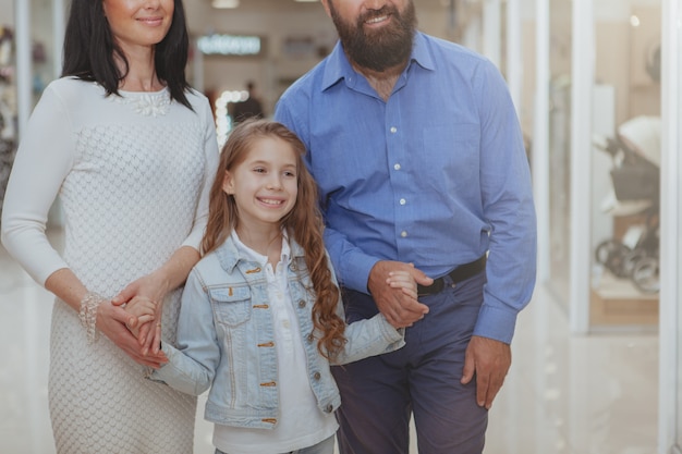 Familia Feliz De Compras Juntos En El Centro Comercial Foto Premium 0039