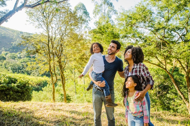 Familia Feliz Disfrutando Del Campo Descargar Fotos Gratis