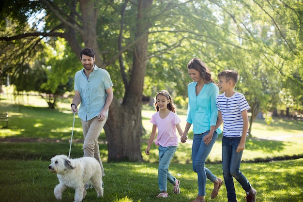 Familia Feliz Disfrutando En El Parque Foto Premium