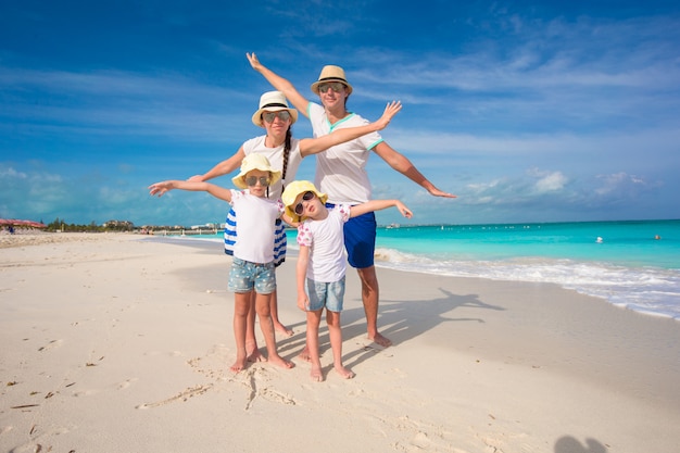 Familia Feliz Con Dos Chicas En Vacaciones De Verano Foto Premium