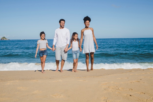 Familia Feliz En Vacaciones De Verano | Descargar Fotos Gratis