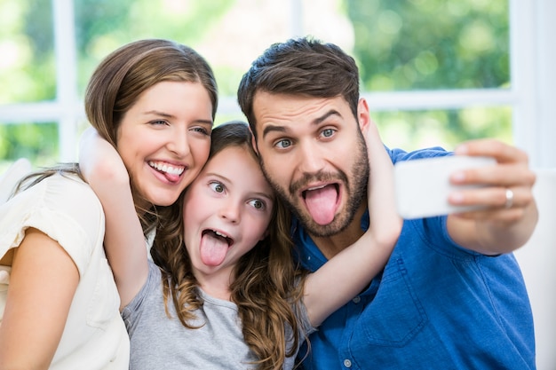 Mamá, papá e hijo tomándose una selfie