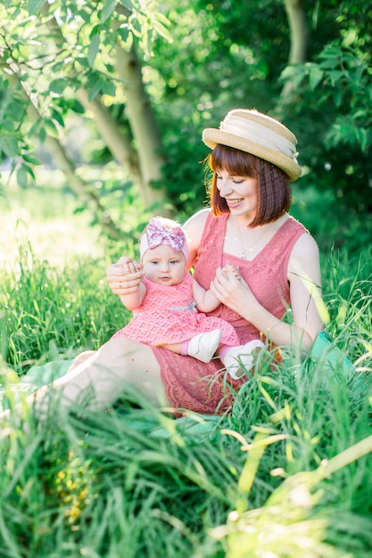 Una Familia Feliz Haciendo Un Picnic En El Jardín Verde En Un Soleado Día De Primavera Una 