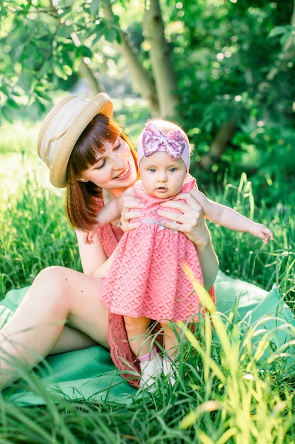 Una Familia Feliz Haciendo Un Picnic En El Jardín Verde En Un Soleado Día De Primavera Una 