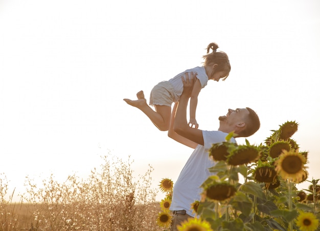 Familia Feliz Padre E Hija Jugando En El Campo Foto Gratis