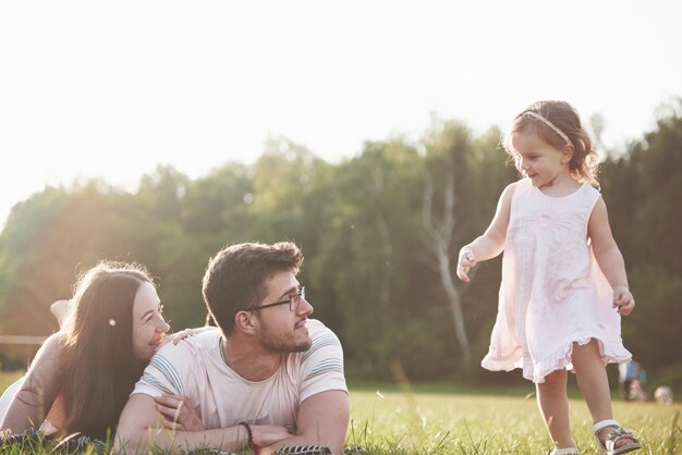 Familia Feliz Padre De Madre E Hija De Bebe En La Naturaleza Al Atardecer Foto Gratis