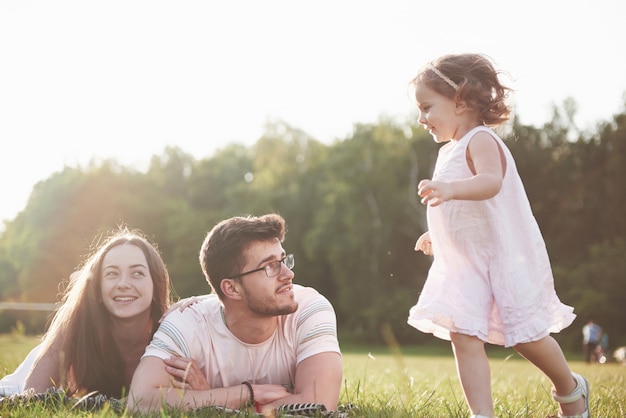 Familia Feliz Padre De Madre E Hija De Bebe En La Naturaleza Al Atardecer Foto Premium