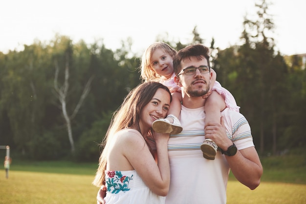 Familia Feliz Padre De Madre E Hija De Bebe En La Naturaleza Al Atardecer Foto Premium