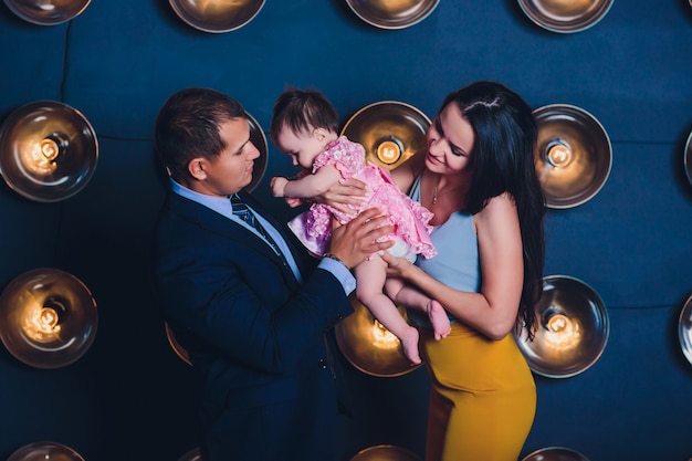 Familia Feliz Papa Mama Y Bebe En Estudio Sobre Fondo Foto Premium