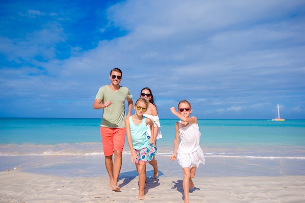 Familia Feliz En La Playa Durante Las Vacaciones De Verano Foto